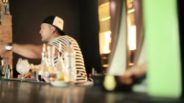 yakışıklı barmen kokteyl yapmak