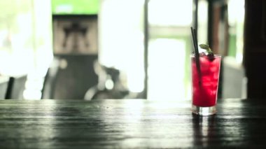 gece barda taze kırmızı kokteyl buz ve nane ile yakın çekim yaprak