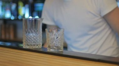 Barmen kokteyl bar yapmak