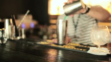 Barmen kokteyl bar yapmak