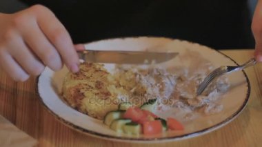 adam yakın çekim yemek yiyecek