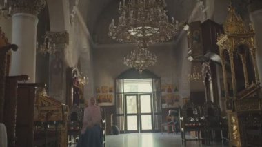 Manastırda oturan kadın