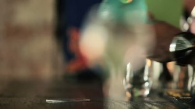 mavi lagün kokteyl holding eller