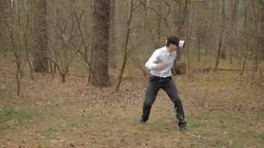 yakışıklı adam kavga