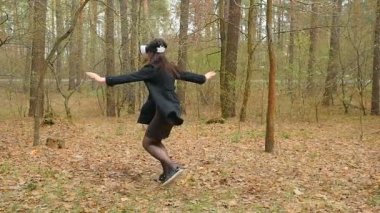 Sanal gerçeklik gözlüklü kız