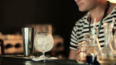 yakışıklı barmen kokteyl yapmak