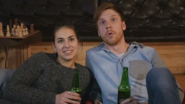 genç bir çift TV izleme 