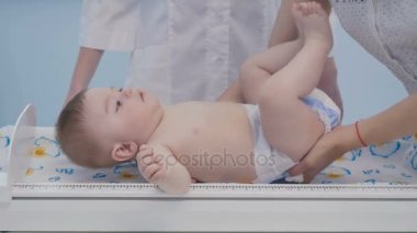 Anne oğlu masaya koy.