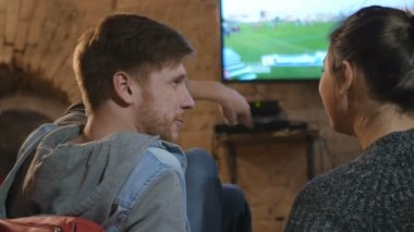 genç bir çift TV izleme 