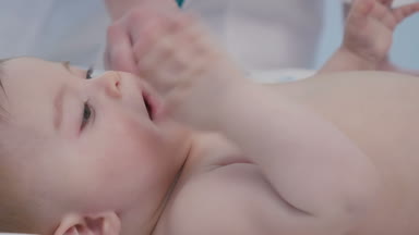 Doktor küçük bo gövdesini dinler