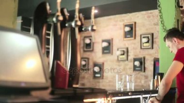 yakışıklı barmen kokteyl yapmak