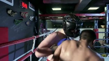 kaslı erkekler boks