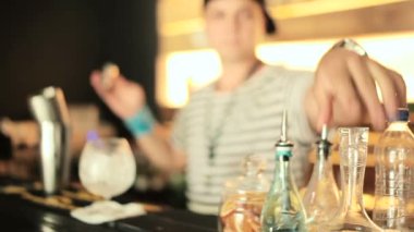 Barmen kokteyl bar yapmak