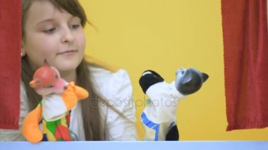 Sevimli kız el oyuncaklar ile oynama