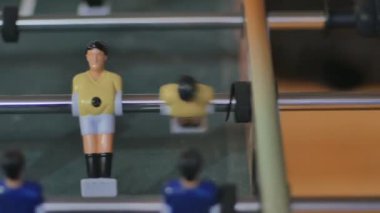 Masa futbolu oynuyor