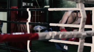 Boks spor salonunda genç adam