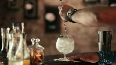 barmen eller Close-up gece barda kokteyl yapmak