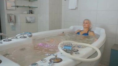 küvette döşeme duş başlığı kadında