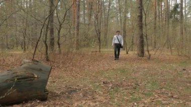 ormanda yürüyüş gözlüklü çocuk