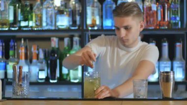 Genç barmen kokteyl yapmak
