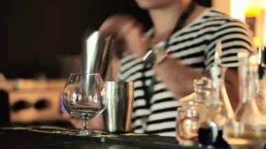 Barmen kokteyl bar yapmak