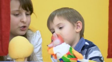 kız ve erkek el oyuncakları ile