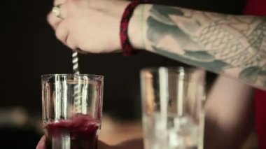 barmen eller Close-up gece barda kokteyl yapmak