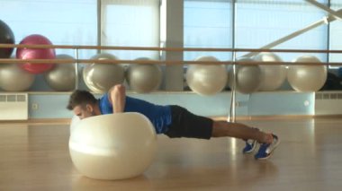 Sportif adam Fitness topu ile eğitim