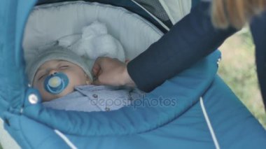 yürümeye başlayan çocuk arabası içinde uyku