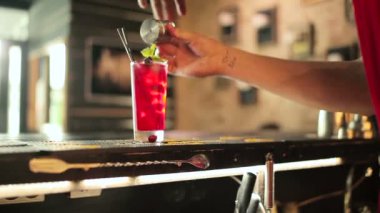 eller kırmızı kokteyl yapıyorum