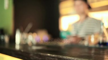 Barmen olun mavi kokteyl