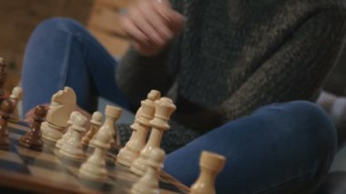 Satranç oynayan genç çift