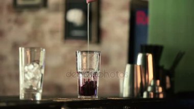 iki gözlük ve barmen kokteyl yapmak