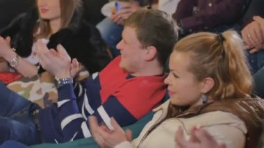 Gençler alkışlamak ve komik gösteri gülmek