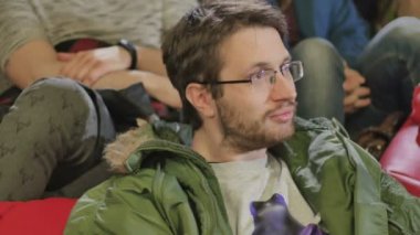 Yakışıklı adam gözlük size iyi eğlenceler komedi performansı.