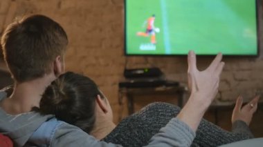 genç bir çift TV izleme 