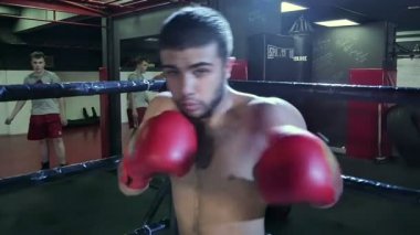 Boks spor salonunda genç adam