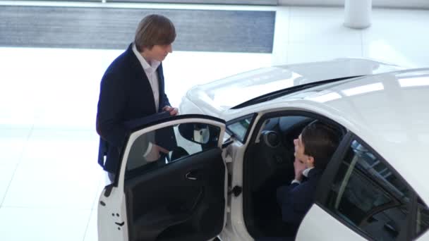 Двоє Молодих Бізнесменів Костюмі Біля Автомобіля Сучасному Шоу Румі Великими — стокове відео