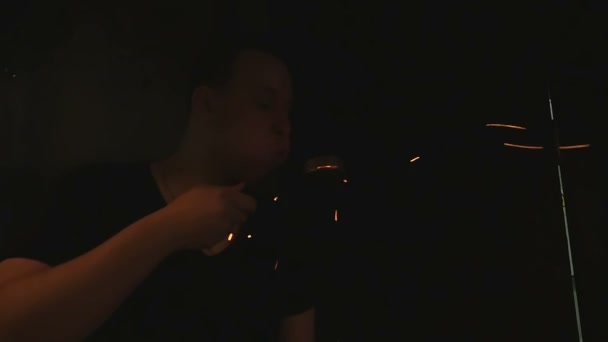 Bartendern göra cocktail på baren — Stockvideo