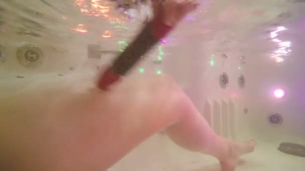 Skytte Vattnet Närbild Kvinnan Vit Hydrobath Läkaren Håller Särskild Slang — Stockvideo