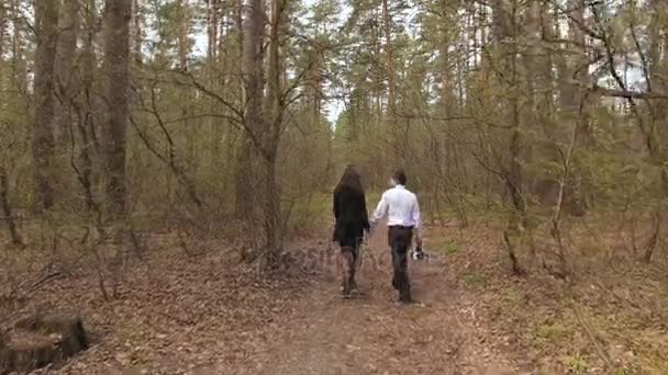 Chica y chico caminando en el bosque — Vídeo de stock