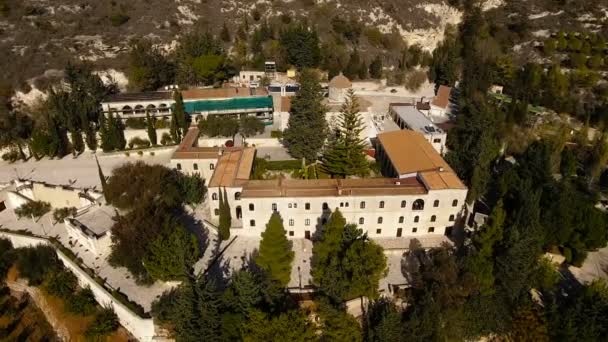 Antiguo edificio con árboles verdes — Vídeos de Stock