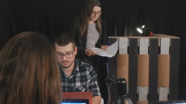 Une Femme Lève Son Lieu Travail Bureau Femme Vient Homme — Video