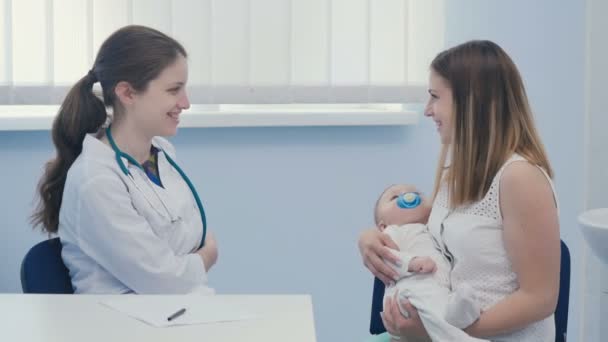 Médico se comunica con la madre — Vídeo de stock