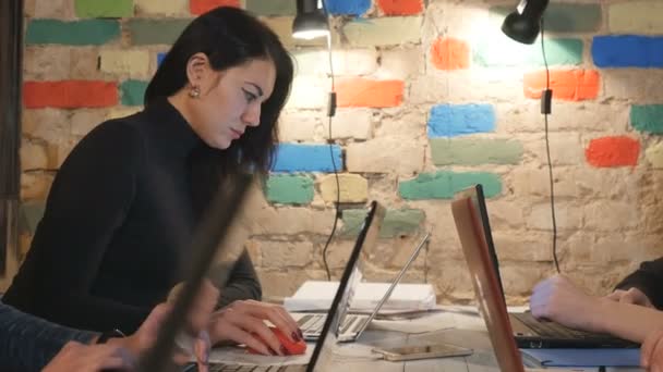 年轻的黑发工作在笔记本电脑在现代办公室 — 图库视频影像
