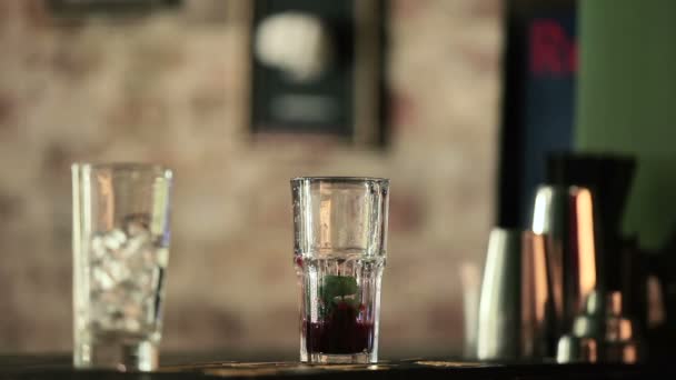Zwei Gläser und Barkeeper machen Cocktail — Stockvideo