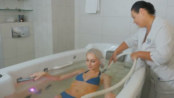 Mooie Vrouw Bikini Hydrobath Leggen Kijken Arts Arts Zoek Client — Stockvideo