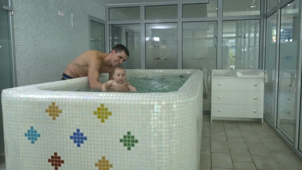 Vater bringt Jungen Schwimmen bei — Stockvideo