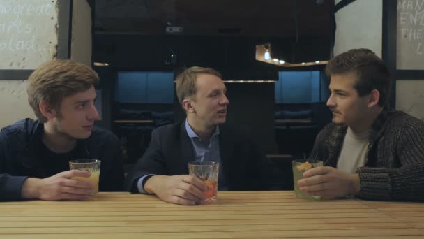 Bartendern göra cocktail på baren — Stockvideo