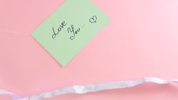 Primer Plano Pedazo Papel Con Texto Love You Mueve Desde — Vídeo de stock